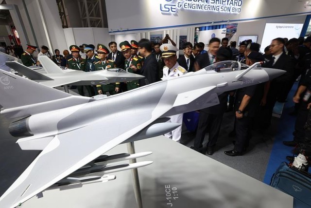殲-10CE登上中國展臺C位