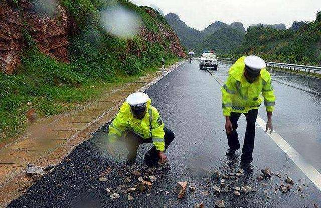 男子駕車遇天坑噴土