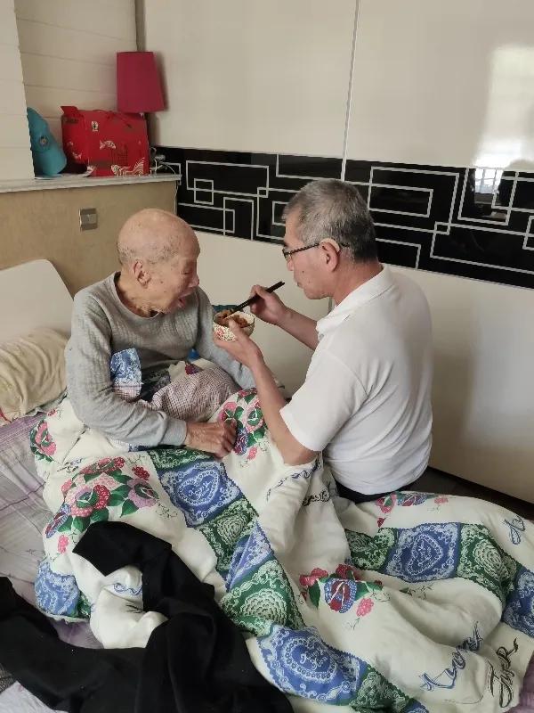 孤老去世留下房產鄰居要求分一半