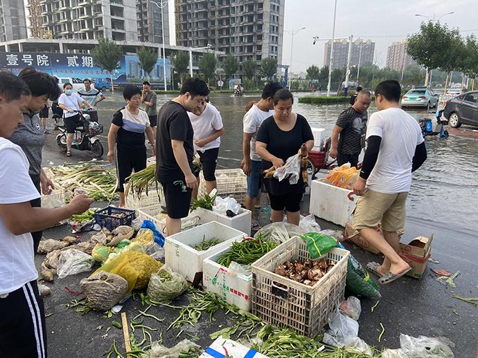武漢暴雨路面被淹男子蹚水過街