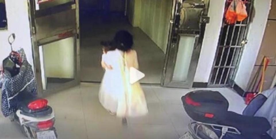 震驚！精神病人被警方撲倒受傷13天后身亡，真相究竟如何？