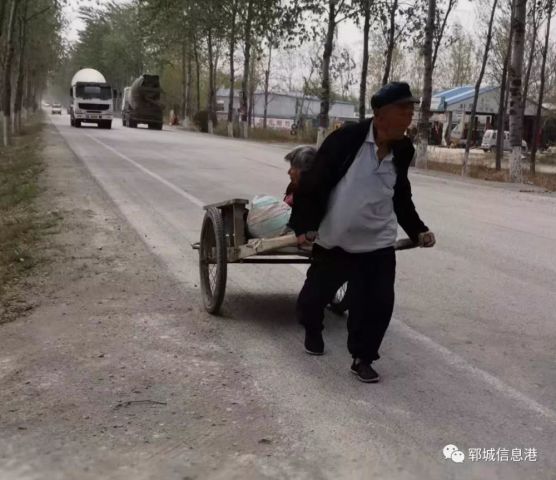 驚魂一幕！拉糞車急剎糞水傾出將大爺潑翻在地，責任誰來擔？