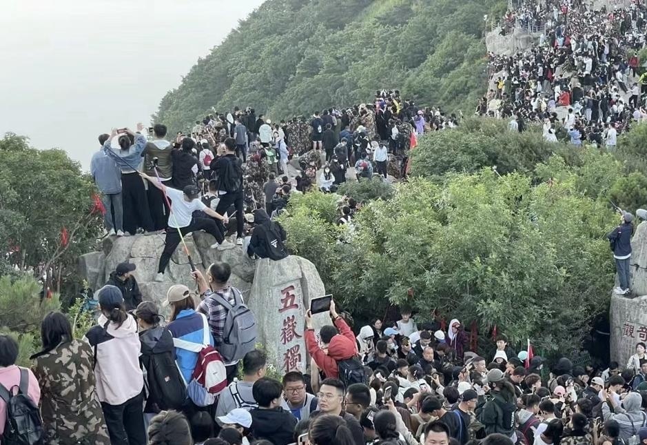 震驚！男子攀爬五岳獨尊石引發全網熱議，背后真相令人深思