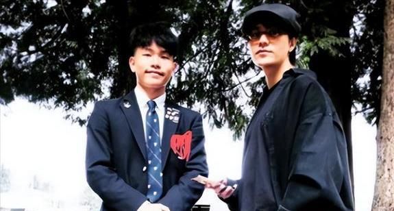 感動！陳坤兒子大學畢業曬父子合照，背后故事令人淚目