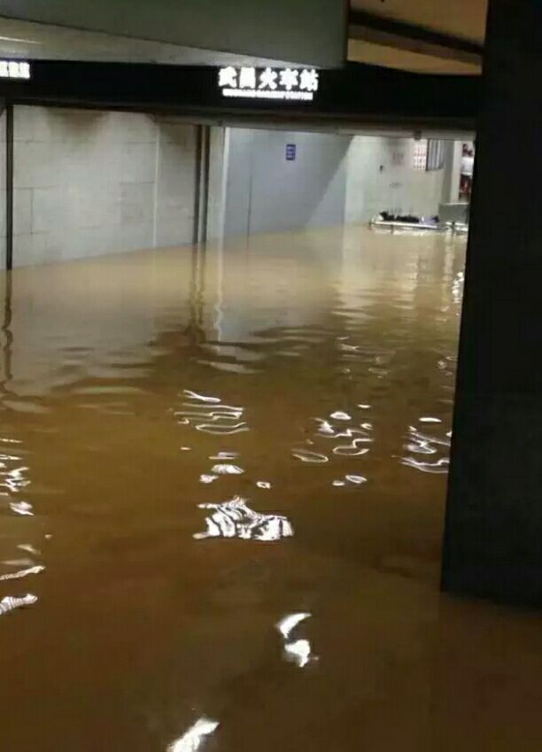 暴雨突襲！武昌車站被淹，數(shù)萬旅客滯留！最新救援進展曝光