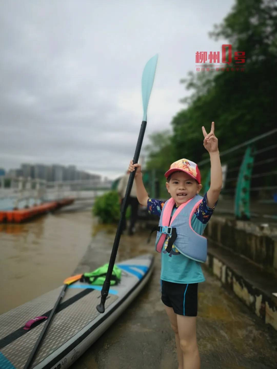 驚險！武漢暴雨家長劃槳板接娃，這一幕讓人揪心又暖心！