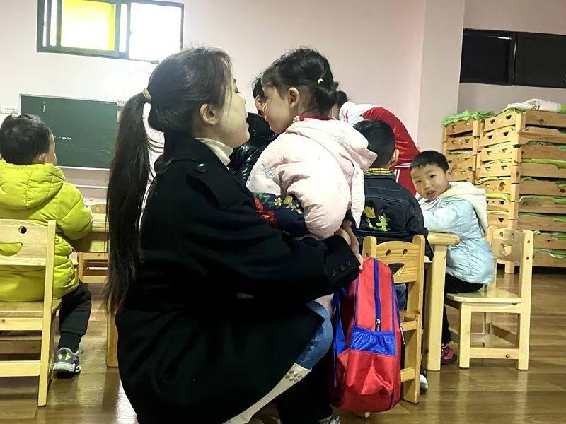 震驚！女幼師下班途中遭男子連刺13刀身亡，兇手動機成謎