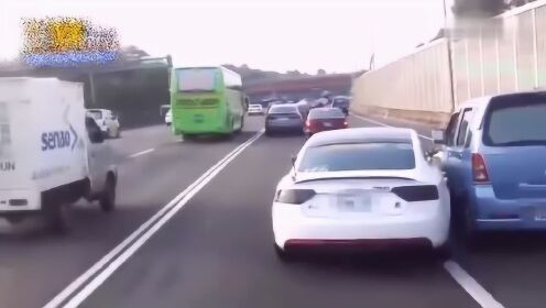 "無恥！白車加塞被撞反咬一口遭交警拆穿，結局大快人心！"