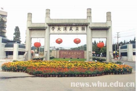 震驚！武大校門被淹1米深竟成常態(tài)？校方回應(yīng)每年都這樣！