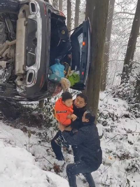 驚魂一刻！6名老人四川雪山自駕翻車1死1傷，老年自駕游安全警鐘再響