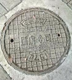 驚險！武漢暴雨街頭有車“吃井蓋”，市民直呼太危險！