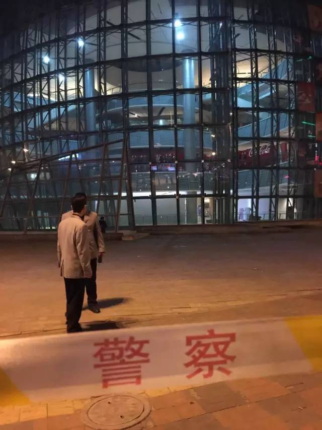 震驚！揚州一商場內有人墜亡，背后真相令人揪心