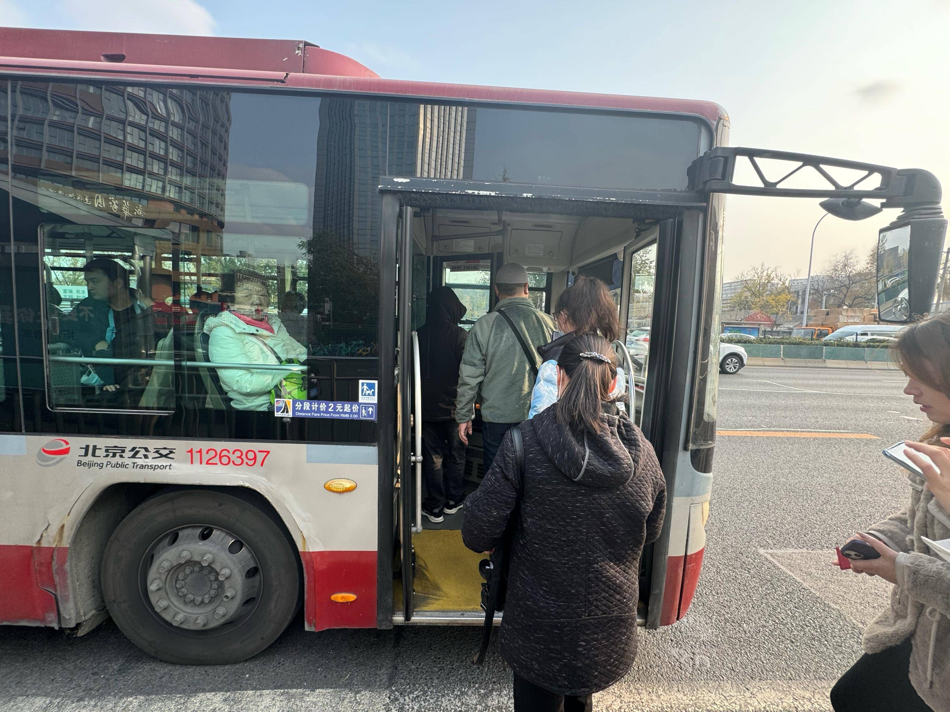 "震撼體驗(yàn)！第一次坐上會(huì)導(dǎo)盲的公交車(chē)，科技讓出行無(wú)障礙"