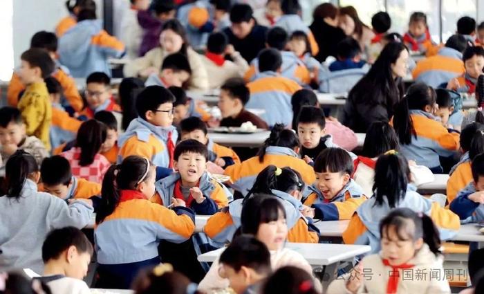 震驚！史無前例的“校園餐”反腐風暴席卷全國，背后黑幕令人發指！