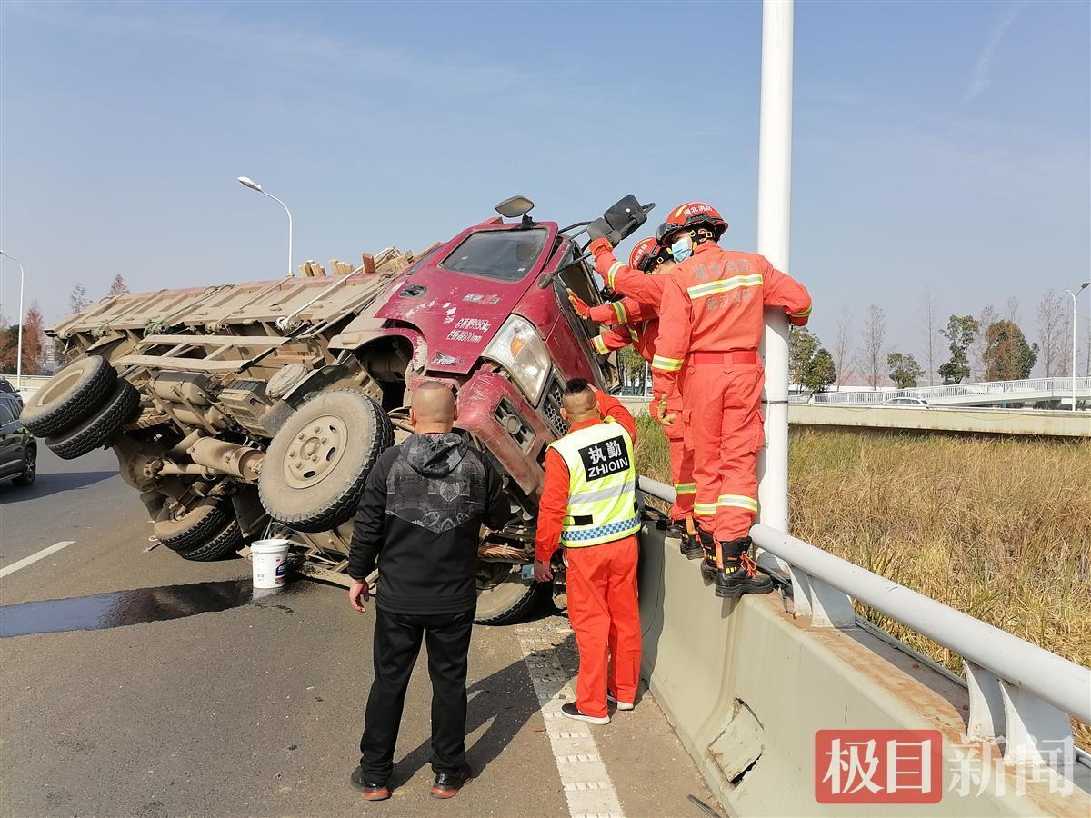 突發(fā)！武漢經(jīng)開區(qū)載客汽車側(cè)翻致3死4傷，事故背后隱藏哪些安全隱患？