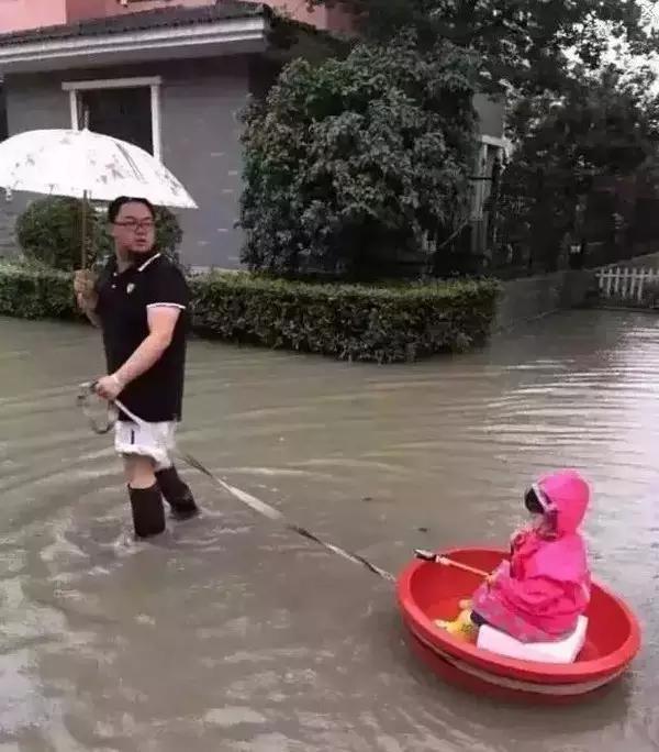 暴雨家長劃槳板接娃一場驚心動魄的“水上救援”背后隱藏了什么？