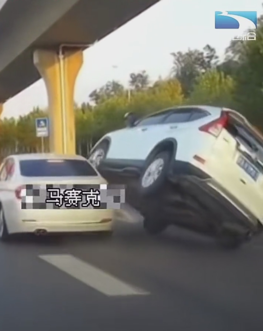 驚魂瞬間！高速上演“刀片超車”致兩車瞬間報(bào)廢，行車安全警鐘長鳴！
