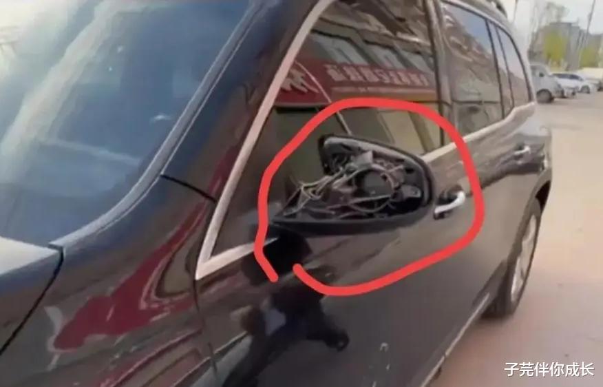 震驚！奔馳司機別停前車用高爾夫球桿狂砸，背后真相令人憤怒！