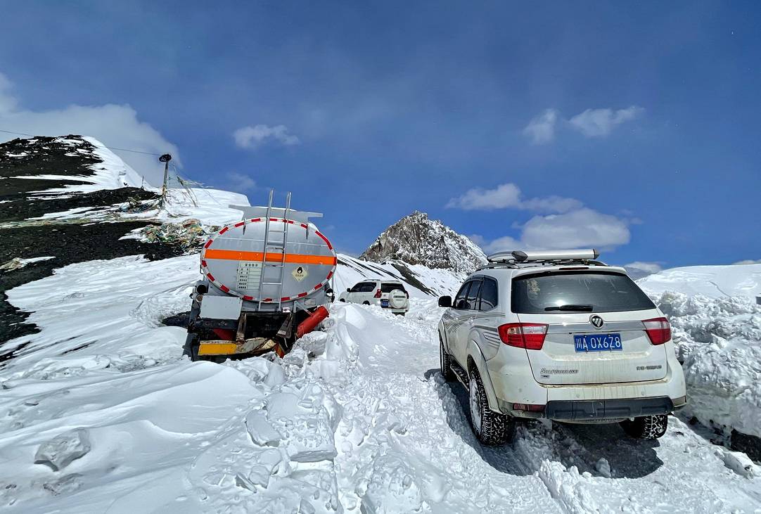驚魂一刻！自駕穿越雪山時(shí)翻車，生死瞬間如何自救？