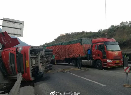 驚險！半掛車為躲追查側翻 執法車未施救引爭議