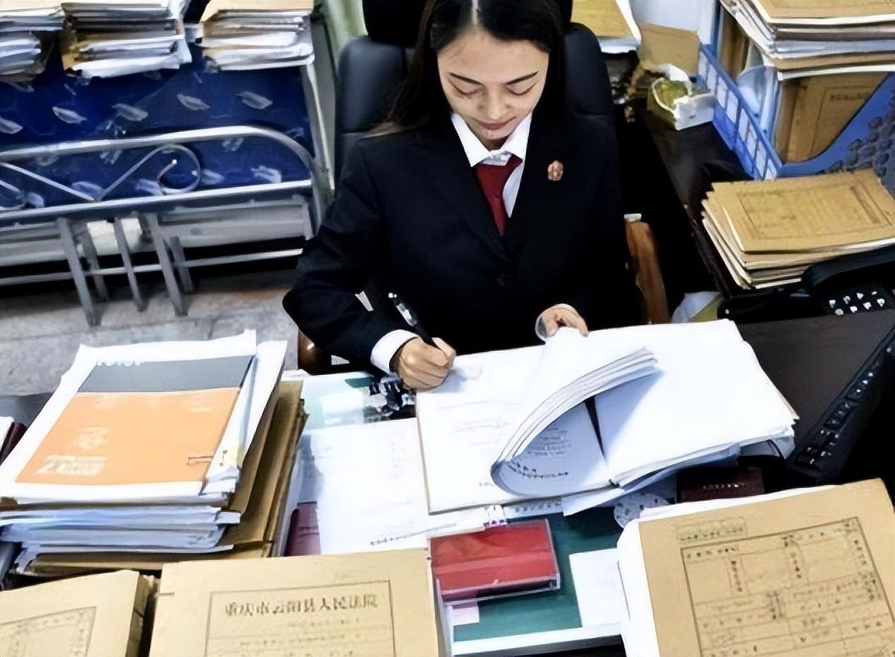 人民日?qǐng)?bào)過(guò)緊日子非削減正當(dāng)待遇！如何平衡財(cái)政緊縮與員工權(quán)益？