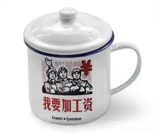 震驚！爺爺不泡茶17元奶茶未開封只有半杯，消費者直呼被坑！