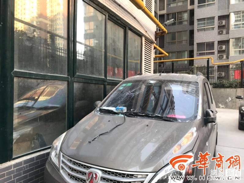 驚魂一幕！上海一轎車行駛中突然整車離地彈起，原因成謎！