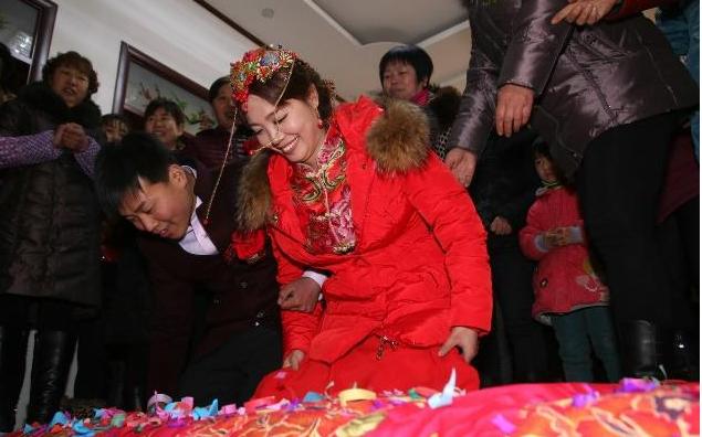 暖心瞬間女子抱著嬰兒給99歲爺爺驚喜，祖孫四代同堂感動全網