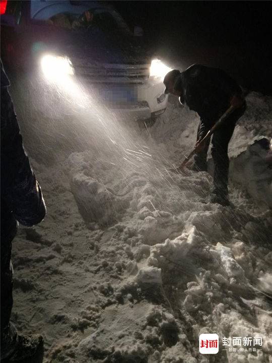 驚魂一刻！6名老人四川雪山自駕翻車1死1傷，老年自駕游安全引熱議