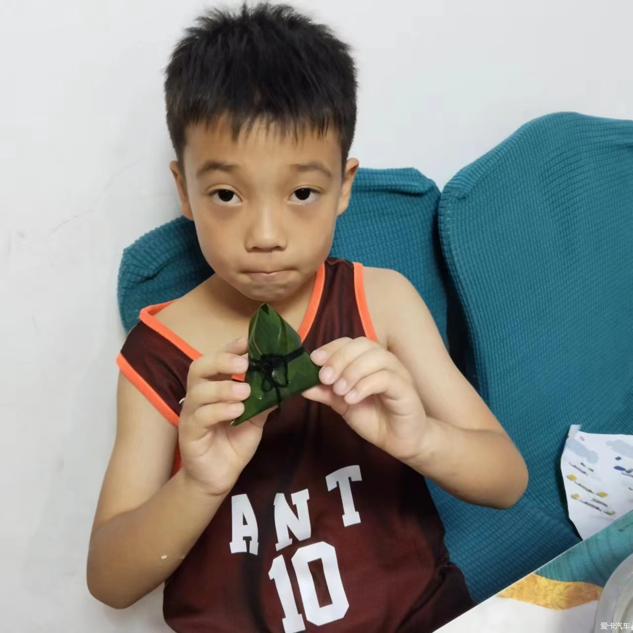 "驚呆全網！11歲小男孩展示超熟練包粽子，背后故事令人動容"