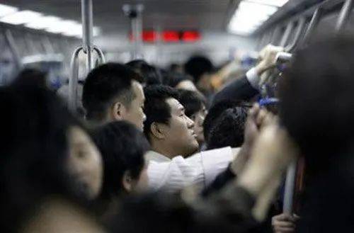 震驚！下班高峰持刀傷17人事件深度解析社會安全警鐘再響