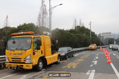 驚險！半掛車為躲追查側翻，執法車竟未施救！真相令人震驚！