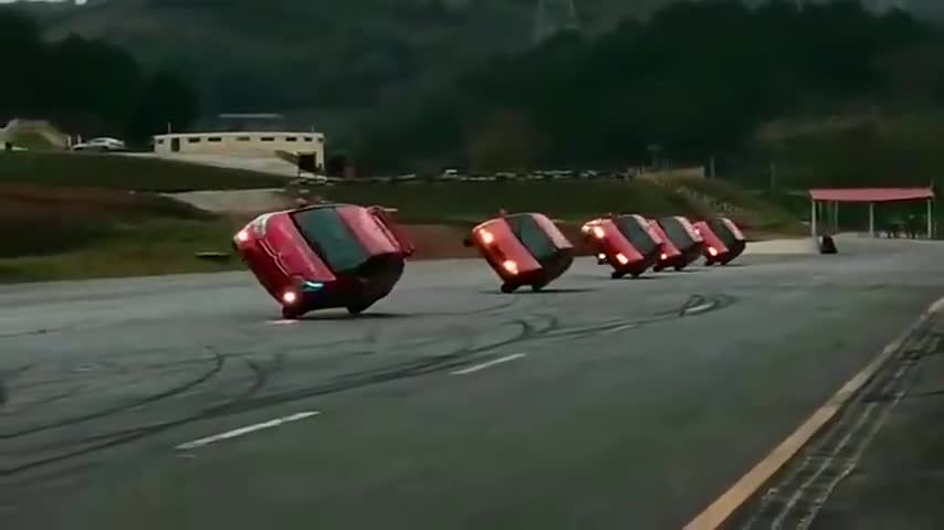 驚險(xiǎn)！高速上演刀片超車(chē)，這些危險(xiǎn)操作你可能還不知道！
