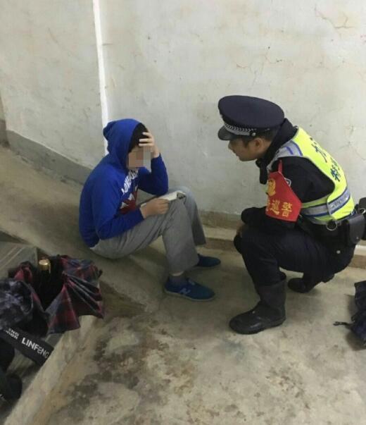 悲劇！男孩離家出走后父親送外賣車禍去世，家庭破碎誰之過？