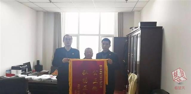 驚險！武漢暴雨中汽車竟"吃井蓋"，現場畫面曝光！