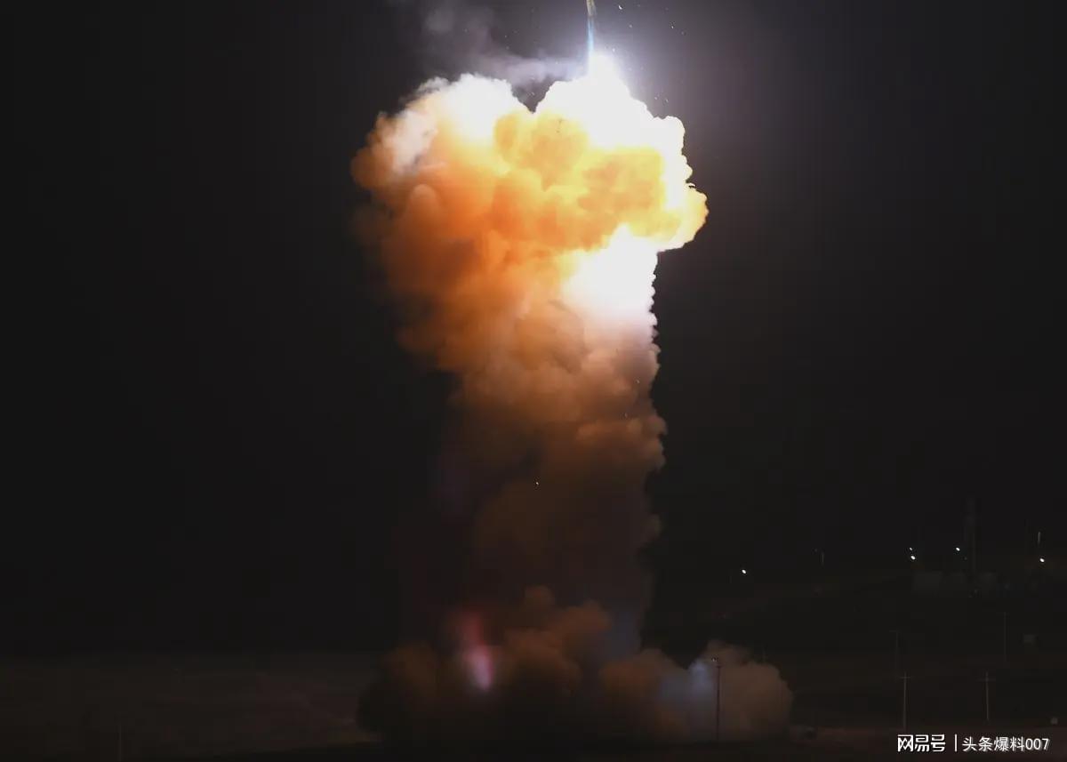 震驚！美軍深夜試射洲際導彈直擊太平洋，全球緊張局勢再升級